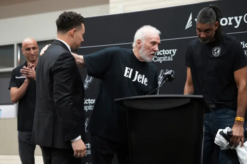 ▲「波總」Gregg Popovich在今（6）日的記者會上，行動有些不便，左臂無法輕易舉起，需要人幫忙脫下夾克。儘管如此，不變的卻是他的幽默感和謙遜，這樣一位堅強的老人，讓無數球迷感到鼻酸。（圖／美聯社／達志影像）