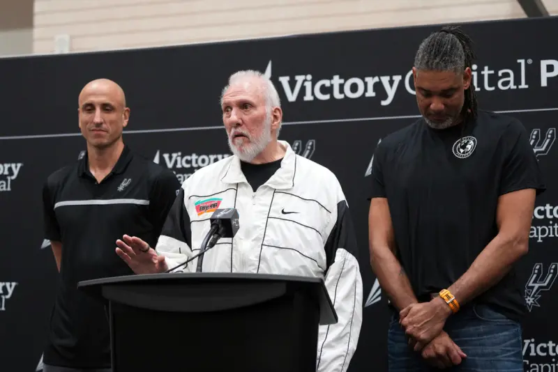 ▲聖安東尼奧馬刺隊傳奇總教練Gregg Popovich於5月6日的記者會上首次公開談及健康狀況。他坦言自去年11月中風後，身體雖逐漸好轉，但仍無法負荷主帥的重任，正式將教鞭交棒給新任總教練Mitch Johnson。（圖／美聯社／達志影像）