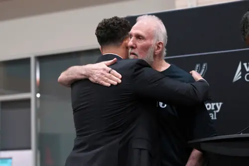 ▲當Gregg Popovich將Mitch Johnson拉進懷中時，整個聖安東尼奧的時間彷彿靜止，那一刻，象徵著一段時代的落幕，也標誌著另一段旅程的啟程。（圖／美聯社／達志影像）