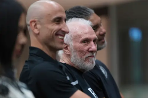 ▲謝謝你，Pop。你的擁抱，比勝利更動人。（圖／美聯社／達志影像）