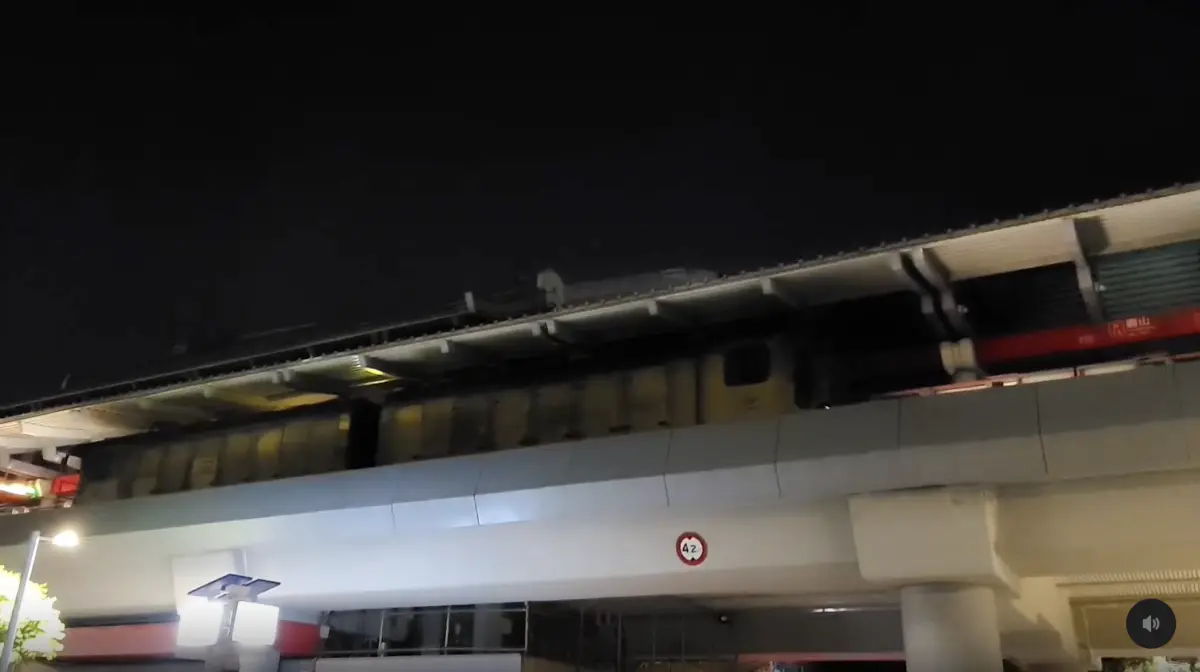 ▲一名網友凌晨3點在圓山站目擊詭異一幕，一輛外觀破舊的捷運列車緩緩駛入月台，伴隨著刺耳聲響與閃爍火光，畫面猶如靈異現場。（圖／翻攝自Threads）