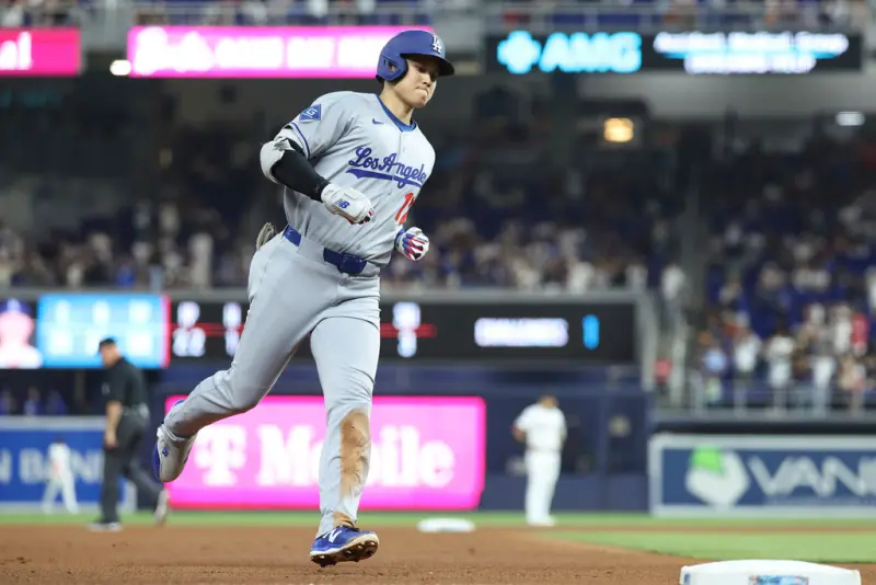 ▲道奇大谷翔平今（6）日面對邁阿密馬林魚比賽中，於第三局成功靠著快腿盜上二壘，為本季第10盜，達成連續5年單季雙位數盜壘紀錄，成為史上第2位達成此成就的日本球員。（圖／美聯社／達志影像）