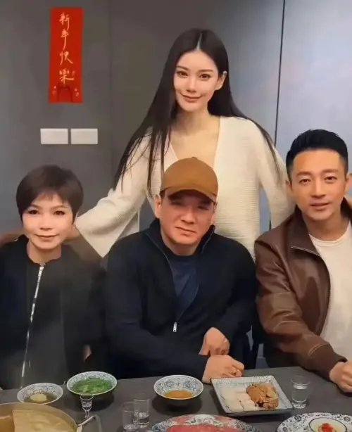 ▲汪小菲愛妻「千金人設」崩塌？Mandy媽賣早餐維生　她背480萬包包（圖／翻攝自微博）