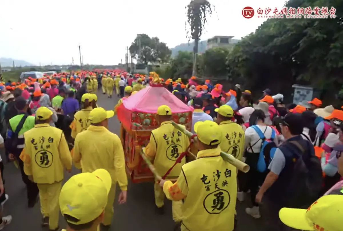▲白沙屯媽祖昨（6）日駐駕雲林斗六，今日回鑾起駕的路線引發關注，南投鄉親高度期待粉紅超跑是否走進南投。（圖／翻攝自白沙屯媽祖網路電視台YT）
