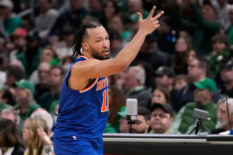 ▲NBA季後賽東區次輪G1，波士頓塞爾提克在主場迎戰紐約尼克，原本握有20分領先優勢，卻在下半場手感盡失，最終在延長賽以105：108遭到逆轉，讓尼克搶下系列賽首勝，也讓綠衫軍吞下苦澀的主場敗仗。（圖／美聯社／達志影像）