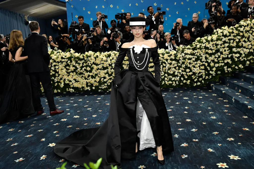 ▲BLACKPINK的成員之一Jennie，有「人間香奈兒」的封號，穿上該品牌的褲裙出席Met Gala，展現優雅又帥氣的風格，蕾哈娜則首度秀出懷了3胎的孕肚。（圖／美聯社／達志影像）