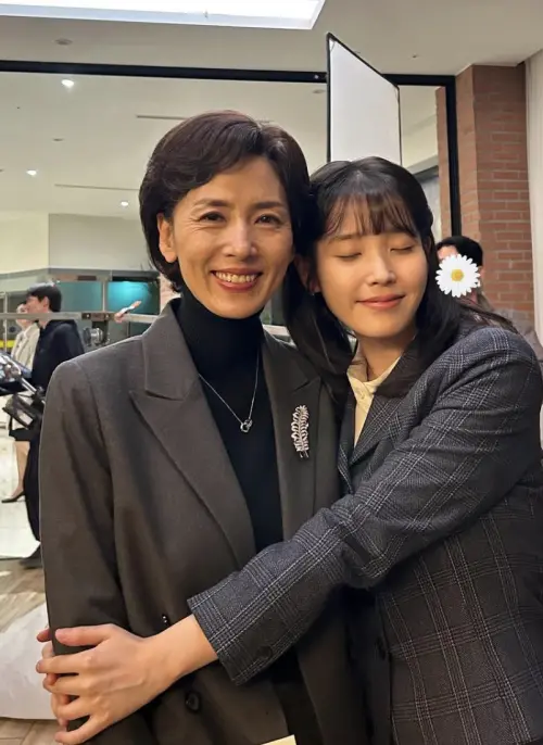 ▲姜明珠(左)在劇中飾演IU無緣的婆婆。(圖/翻攝自IU IG) ▲姜明珠(左)在劇中飾演IU無緣的婆婆。(圖/翻攝自IU IG)