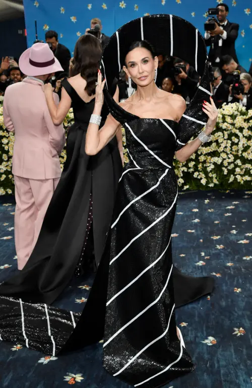 ▲黛咪摩爾出席Met Gala的服裝看似奇特,其實仔細看就是一條巨大領帶的造型。(圖/美聯社/達志影像) ▲黛咪摩爾出席Met Gala的服裝看似奇特,其實仔細看就是一條巨大領帶的造型。(圖/美聯社/達志影像)