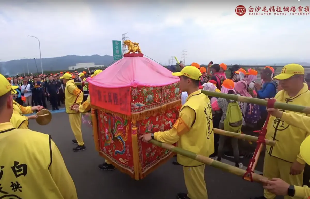 ▲白沙屯媽祖是否會200年來首度進入南投？媽祖神轎一度在南投竹山與彰化二水間猶豫徘徊，甚至大迴轉後停駕休息，讓現場香燈腳緊張萬分。（圖／翻攝自白沙屯媽祖網路電視台YT）