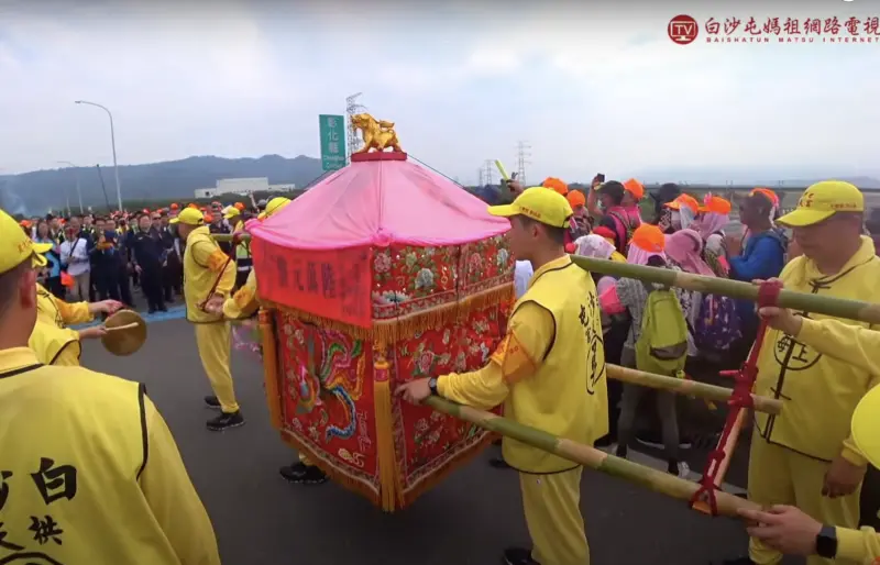 ▲白沙屯媽祖是否會200年來首度進入南投？媽祖神轎一度在南投竹山與彰化二水間猶豫徘徊，甚至大迴轉後停駕休息，讓現場香燈腳緊張萬分。（圖／翻攝自白沙屯媽祖網路電視台YT）