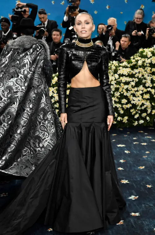 ▲麥莉形容自己的上衣像是盔甲,突顯能力和力量,她也表示服裝的設計是要展現個人的個性和獨特性。(圖/美聯社/達志影像) ▲麥莉形容自己的上衣像是盔甲,突顯能力和力量,她也表示服裝的設計是要展現個人的個性和獨特性。(圖/美聯社/達志影像)