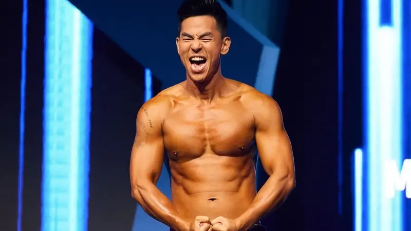 ▲44歲柯有倫在台上掀開白襯衫展示結實肌肉，因為結婚生女之後「幸福肥」，到前幾年都還有80公斤，讓他下定決心要改變。（圖／柯有倫IG）