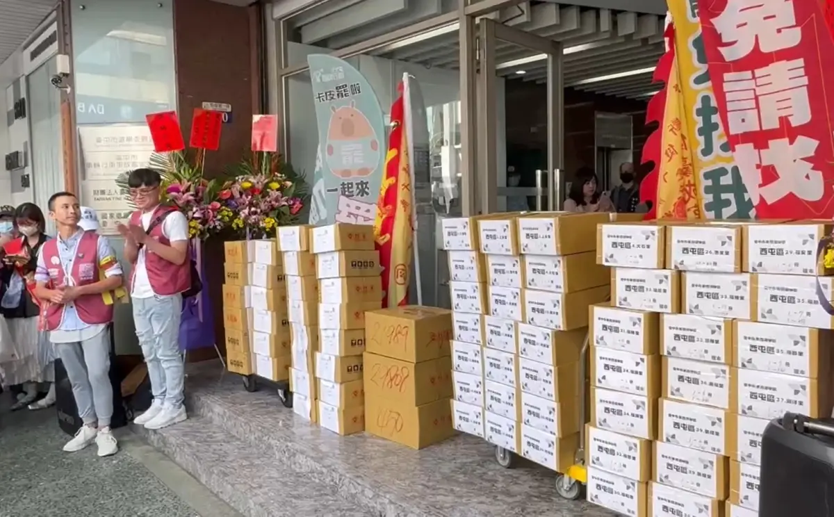 ▲台中市三罷團昨天送件近15萬份，場面可觀。（圖／記者顏幸如攝，2025.05.06）