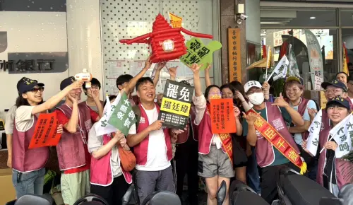 ▲「敲羅行動」昨在台中市選委會前歡喜慶祝締造全國紀錄，晚間即傳出刁難事件。（圖／罷團提供，2025.05.06）