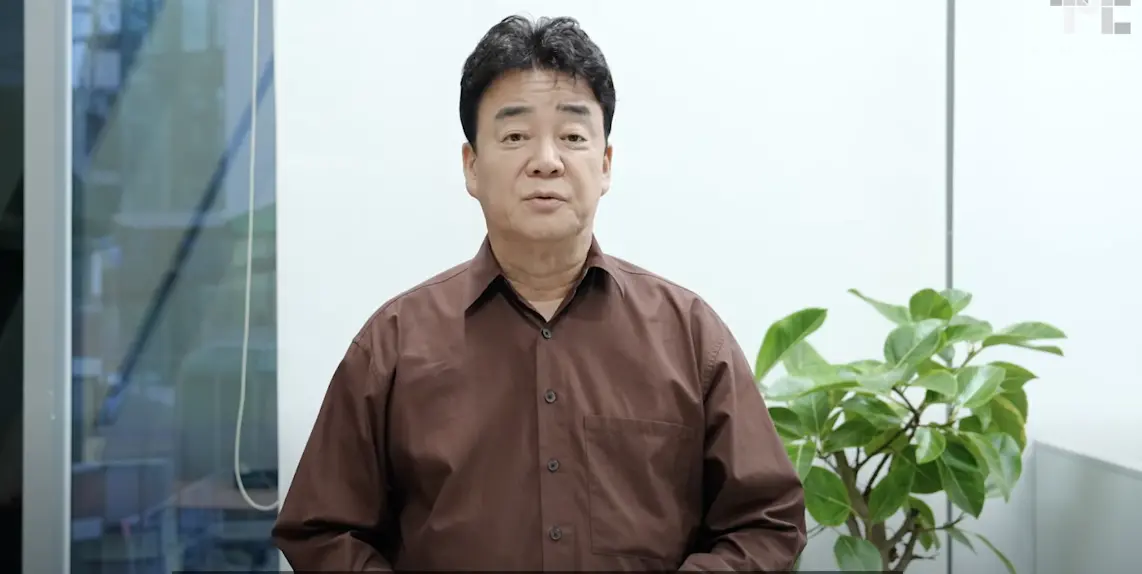 ▲名廚白種元因擔任料理節目《黑白大廚》評審爆紅，身為餐飲創辦人的他，日前因品牌深陷產地標示、產品品質等共4爭議，導致形象崩壞，今（6）日他發聲明表示宣布終止演藝活動，並鞠躬道歉承諾專注本業，盼重拾信任。（圖／백종원 PAIK JONG WON YouTube）