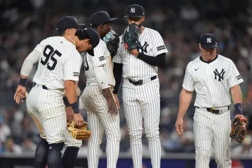 ▲Devin Williams（右2）前段時間才剛被拔除終結者大位，本戰上場後控球大暴走，僅投0.2局就退場，後續接手的Luke Weaver又被Xander Bogaerts敲出逆轉安打，洋基終場3：4敗給教士。（圖／美聯社／達志影像）