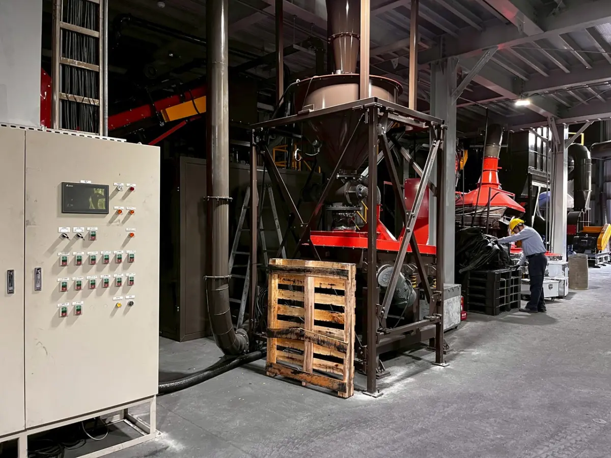 ▲競零再生科技113年獲得高市府經發局補助，致力於鋰離子電池先進回收技術發展，回收汰役鋰電池中的有價金屬材料。（圖／高市府提供）