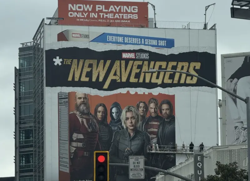 ▲漫威開始在全美各地的大看板、海報上將《雷霆特攻隊*》片名改成《*新復仇者聯盟》，揭露他們真正的身分。雖然是引人矚目的造勢手法，卻也被質疑會不會對還沒看過的觀眾提前暴雷。（圖／摘自X）