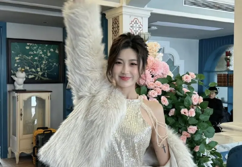 ▲楊珊子（如圖）因短劇走紅，近來在貴州拍攝遇到極端天氣，差點被吹下山崖，畫面相當驚悚。（圖／翻攝自楊珊子微博）