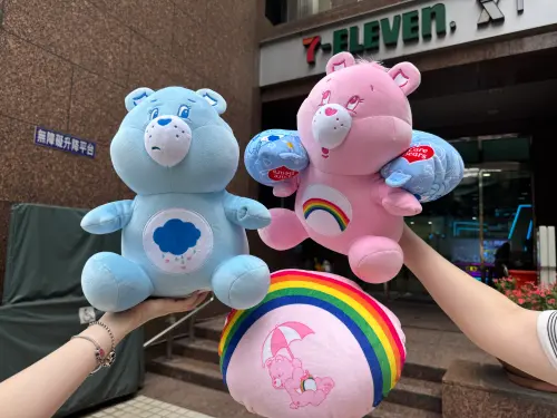 三用翻轉抱枕,共2款:絨毛公仔、翻轉抱枕、 頸枕三合一,加價購499元。(圖/記者鍾怡婷攝) ▲三用翻轉抱枕,共2款:絨毛公仔、翻轉抱枕、 頸枕三合一,加價購499元。(圖/記者鍾怡婷攝)