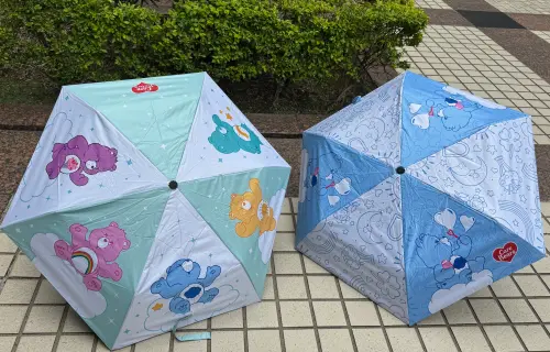 超輕量晴雨兩用自動折傘,共2款:205g超輕量便於攜帶,黑膠塗層晴雨兩用,加價購499元。(圖/記者鍾怡婷攝) ▲超輕量晴雨兩用自動折傘,共2款:205g超輕量便於攜帶,黑膠塗層晴雨兩用,加價購499元。(圖/記者鍾怡婷攝)