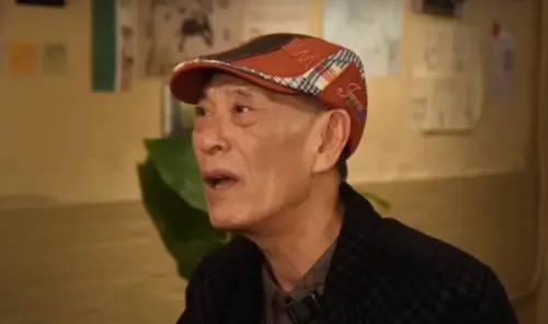 ▲香港資深武打演員鍾發（如圖）在節目上痛批成龍，直言這些曾與成龍出生入死的兄弟們，只要分得其千分之一的財產就足以安度餘生。（圖／截取自《威哥會館》YouTube）