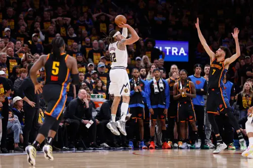 雷霆在最後時刻領先4分,但決定使用犯規戰術,送Aaron Gordon上罰球線,結果他兩罰俱中;之後金塊犯規,Chet Holmgren在壓力之下兩罰沒進,金塊抓下籃板之後快速推進,Russell Westbrook助攻Aaron Gordon,後者在Holmgren撲防下命中逆轉三分球,完成驚天準絕殺。 ▲雷霆在最後時刻領先4分,但決定使用犯規戰術,送Aaron Gordon上罰球線,結果他兩罰俱中;之後金塊犯規,Chet Holmgren在壓力之下兩罰沒進,金塊抓下籃板之後快速推進,Russell Westbrook助攻Aaron Gordon,後者在Holmgren撲防下命中逆轉三分球,完成驚天準絕殺。(圖/美聯社/達志影像)