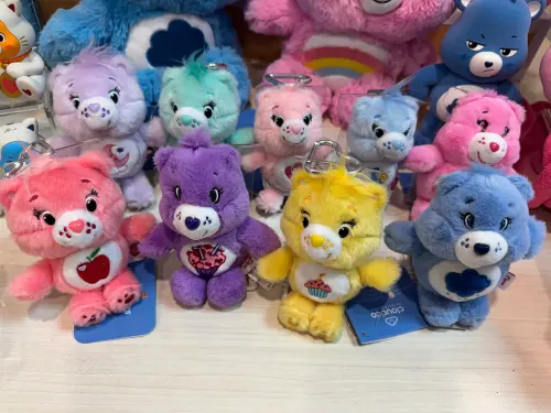 ▲Care Bears經典可愛絨毛娃娃吊飾,熱銷款式不容錯過。(圖/記者鍾怡婷攝) ▲Care Bears經典可愛絨毛娃娃吊飾,熱銷款式不容錯過。(圖/記者鍾怡婷攝)
