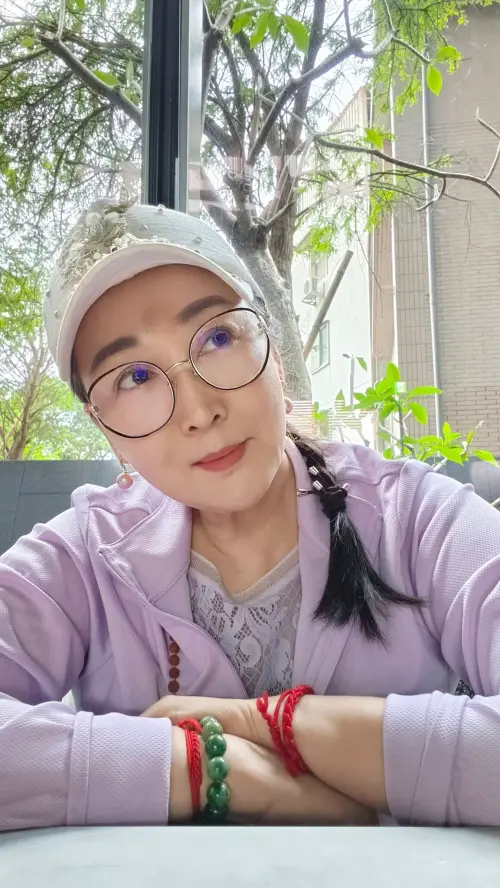 ▲命理師李靜唯（如圖）表示冥王星逆行揭露體制問題，台灣傳產恐面臨大規模轉型。（圖／靜唯老師 臉書）