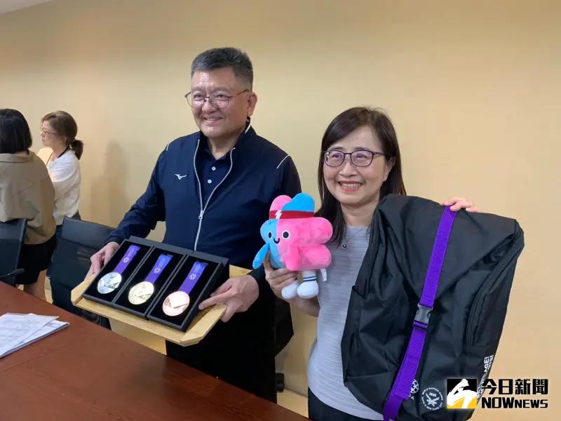 ▲雙北世界壯年運動會主委林奕華（右）與執行長林哲宏（左）一同展示本屆獎牌。（圖／記者陳柏翰攝）
