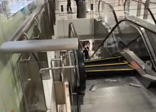 超驚悚！商場手扶梯突爆裂　嬰兒車輪卡階梯
