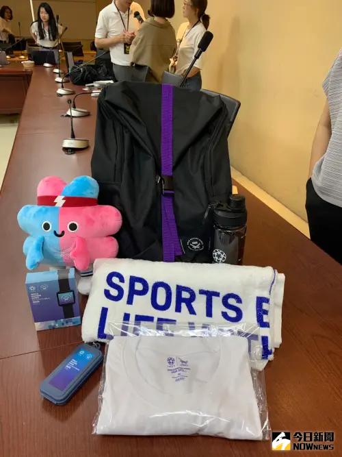 本屆世壯運選手禮包價值逾4000元,當中包含毛巾、T-Shirt、後背包、環保運動杯、運動手錶等。(圖/記者陳柏翰攝) ▲本屆世壯運選手禮包價值逾4000元,當中包含毛巾、T-Shirt、後背包、環保運動杯、運動手錶等。(圖/記者陳柏翰攝)