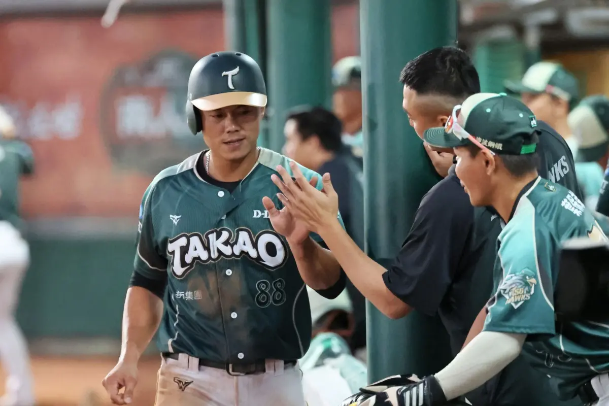 ▲台鋼雄鷹隊的老大哥藍寅倫在5月7日迎來了他的35歲生日。從新人的青澀到2014年的新人王、全壘打大賽冠軍及總冠軍賽優秀球員；從Lamigo桃猿到台鋼雄鷹，無數的榮耀見證了他的努力與堅持。（圖／台鋼雄鷹官方臉書）