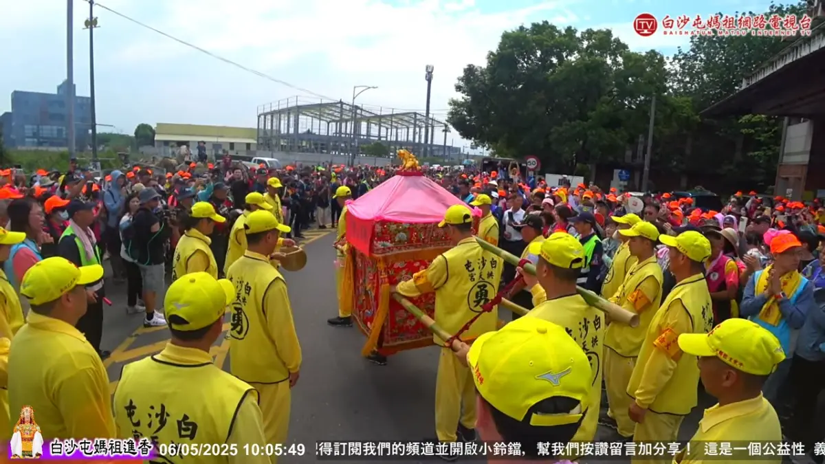 ▲粉紅超跑在上午9時抵達雲林林內鄉清雲路、新光路交叉口，而這裡恰好是前往彰化二水、南投名間以及南投竹山等三地的關鍵路口。（圖／YT@白沙屯媽祖網路電視台）