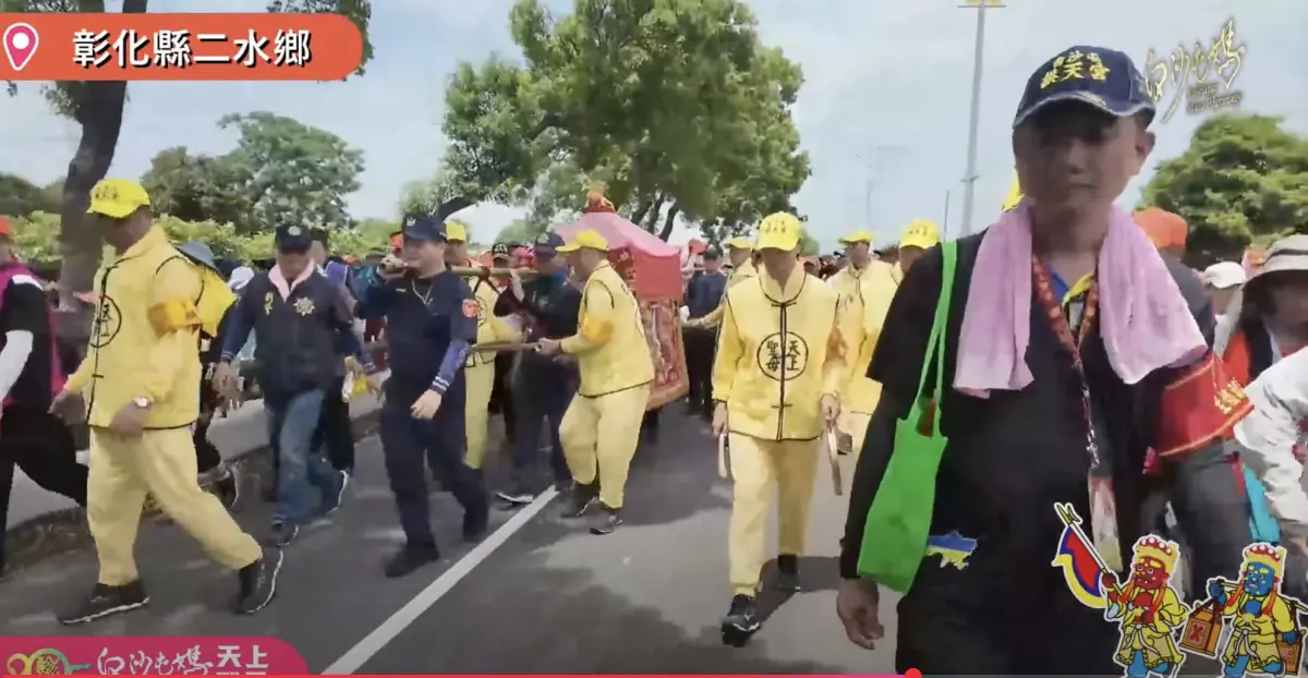 ▲白沙屯媽祖首度進入南投，縣長許淑華跟著民眾在路邊迎駕。（圖／翻攝白沙屯拱天宮youtube直播）