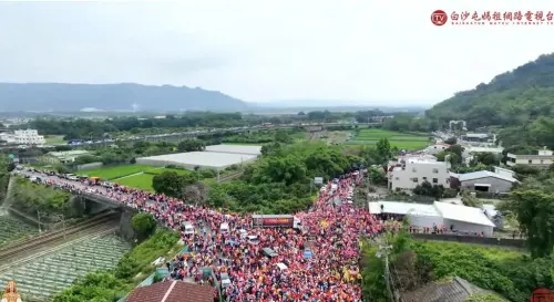 ▲粉紅超跑200年以來首度踏進南投縣。（圖／YT@白沙屯媽祖網路電視台）