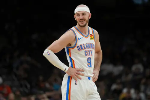 Alex Caruso替補出戰26分鐘,砍下20分6助攻6抄截2阻攻,成為NBA歷史上首位在季後賽替補登場就拿下這樣數據的球員。引起外界討論:湖人為何放走他? ▲Alex Caruso替補出戰26分鐘,砍下20分6助攻6抄截2阻攻,成為NBA歷史上首位在季後賽替補登場就拿下這樣數據的球員。引起外界討論:湖人為何放走他?(圖/美聯社/達志影像)