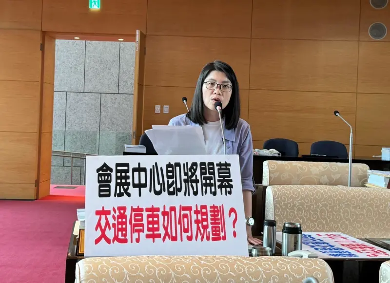 ▲議員張廖乃綸要求交通局盡速規畫水湳經貿園區交通停車，避免交通癱瘓。(圖／柳榮俊攝2025.5.6)