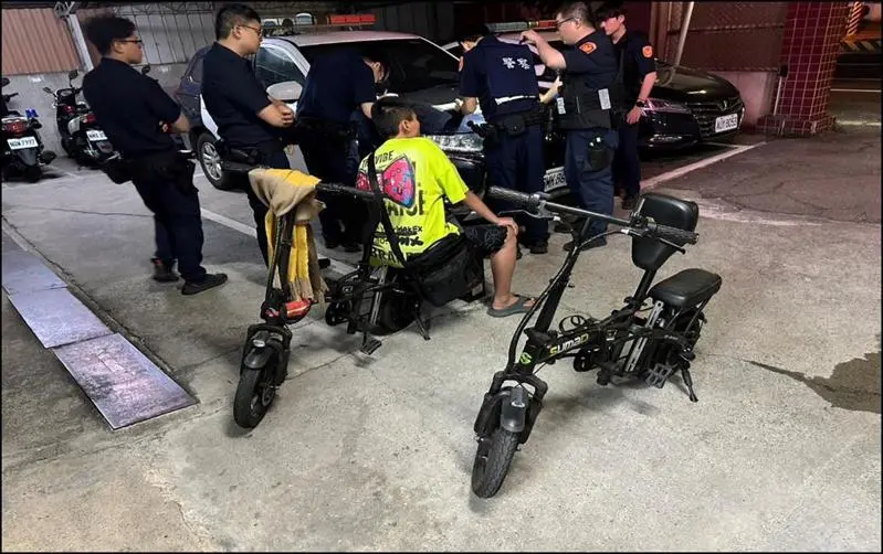 ▲一對同是女性情侶疑似酒後發生爭執，其中一人情緒失控、竟然騎著電動輔助自行車闖到后里區義里派出所胡鬧（圖/記者鄧力軍翻攝）