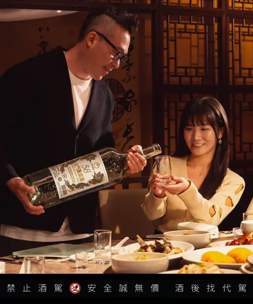 58白金龍金箔版不但大得招財,更暗藏致富密碼,每一瓶5.1L白金龍金箔版容量恰好等於 6.8 瓶經典款白金龍,放大6.8倍的白金龍象徵一瓶帶你一路發!(圖/黑松提供) ▲58白金龍金箔版不但大得招財,更暗藏致富密碼,每一瓶5.1L白金龍金箔版容量恰好等於 6.8 瓶經典款白金龍,放大6.8倍的白金龍象徵一瓶帶你一路發!(圖/黑松提供)