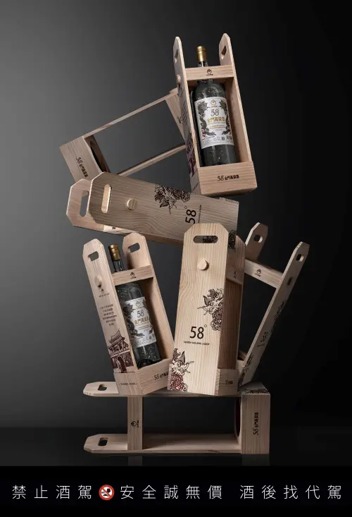 白金龍金箔版大容量瓶身延長陳年潛力,一瓶足以讓人喝三代;讓你喝的不只是高粱,更是世代傳承的品味。(圖/黑松提供) ▲白金龍金箔版大容量瓶身延長陳年潛力,一瓶足以讓人喝三代;讓你喝的不只是高粱,更是世代傳承的品味。(圖/黑松提供)