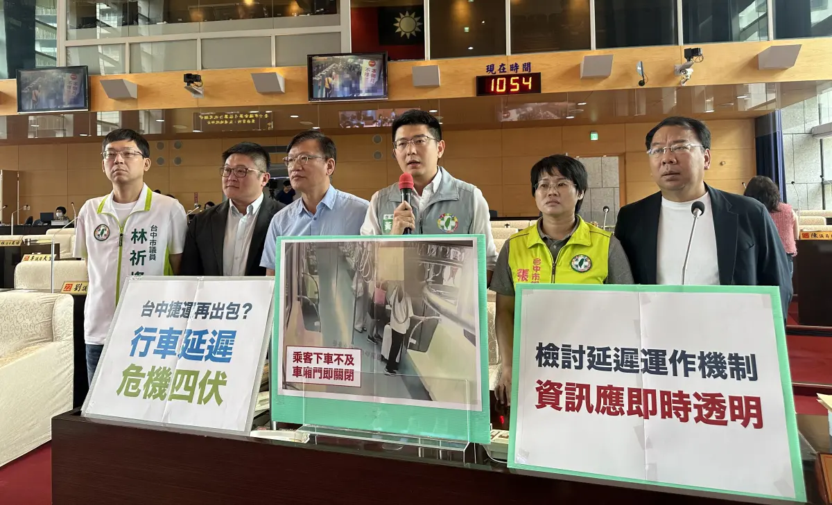 ▲多位台中市議員批評中捷應變能力有問題，列車延誤導致車上乘客爆滿，停靠時間竟還縮短！（圖／台中市議員黃守達提供，2025.05.06）