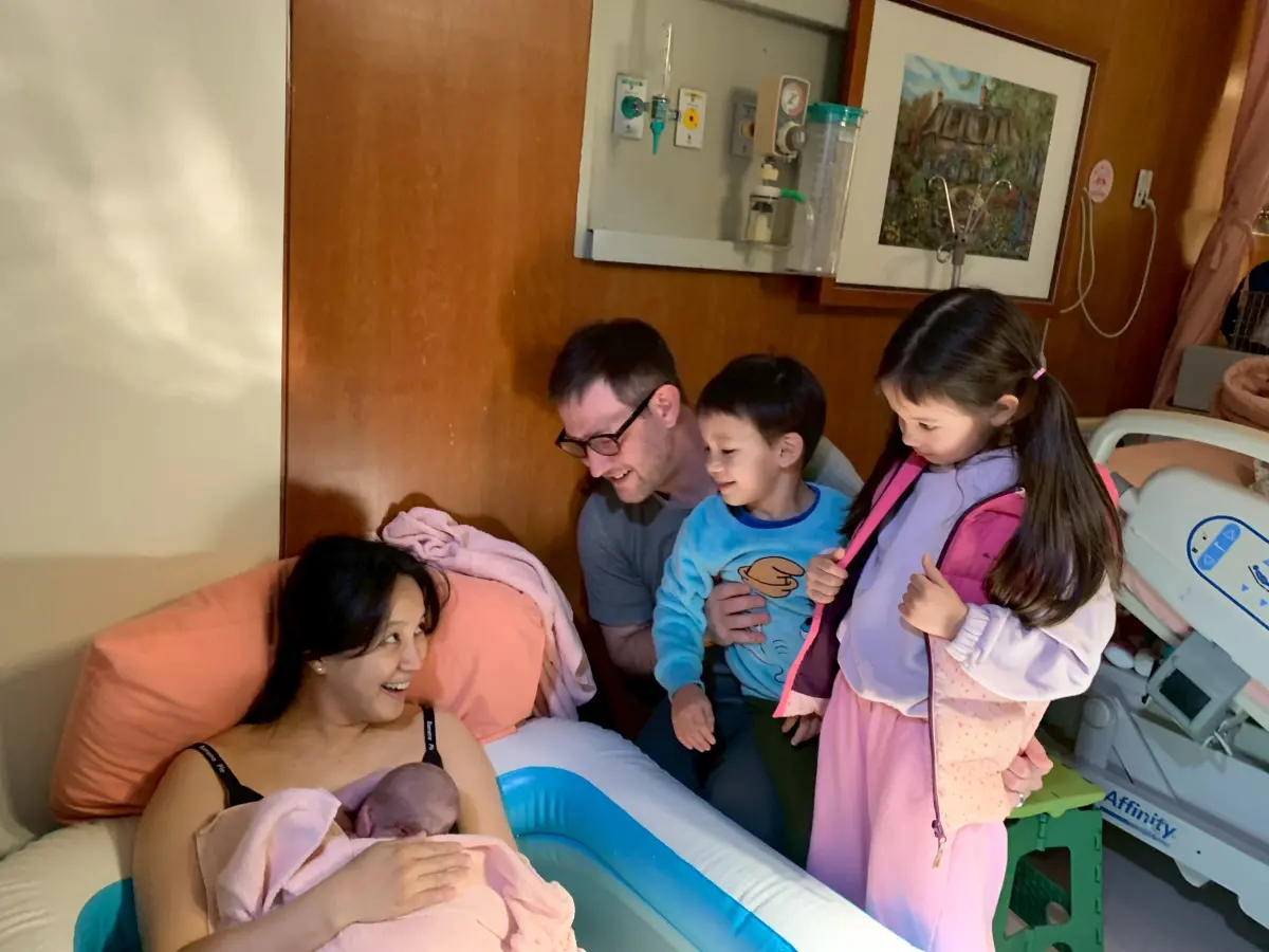 ▲北市聯醫由助產師及醫護團隊共同照護，協助蔡小姐以水中生產迎接新生命。（圖／北市聯醫提供）