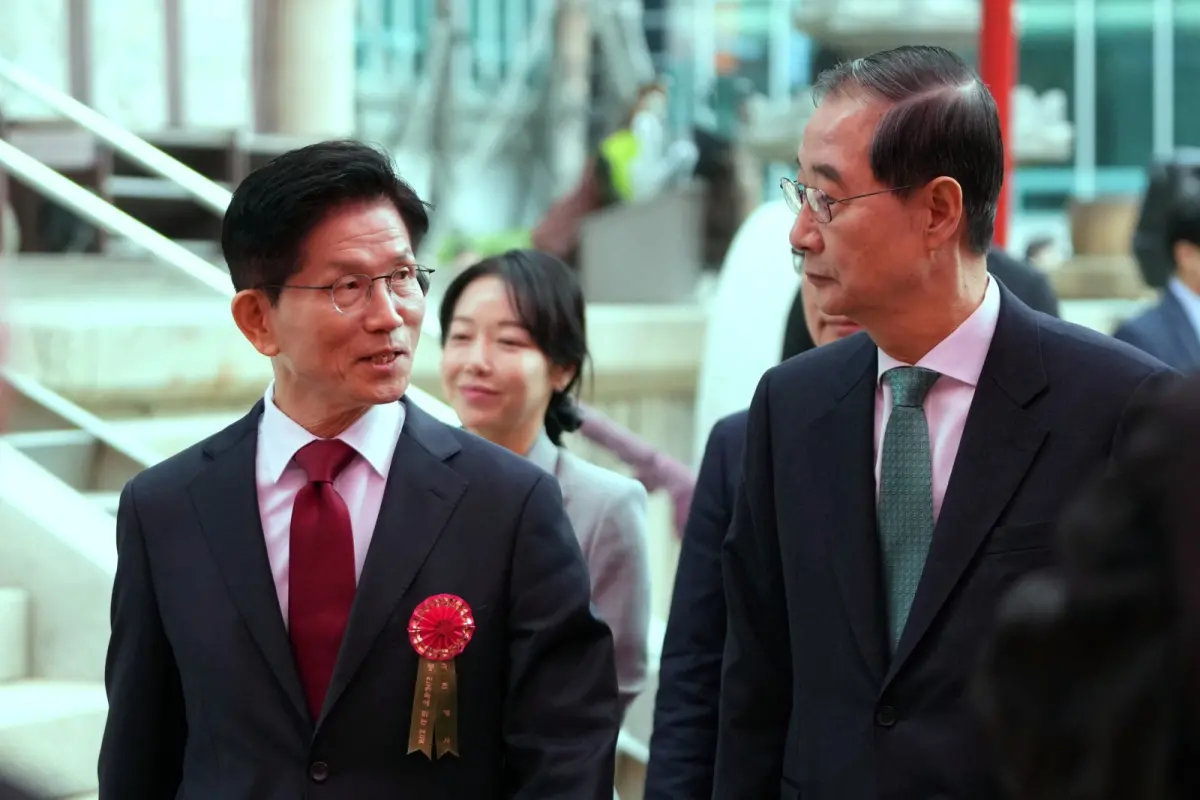 ▲金文洙與韓悳洙，同為本次韓國總統大選、保守陣營的熱門人選，卻還未能完成勢力整合。圖為他們5日一起出席在首爾曹溪寺舉行的佛誕法會。（圖／美聯社／達志影像）