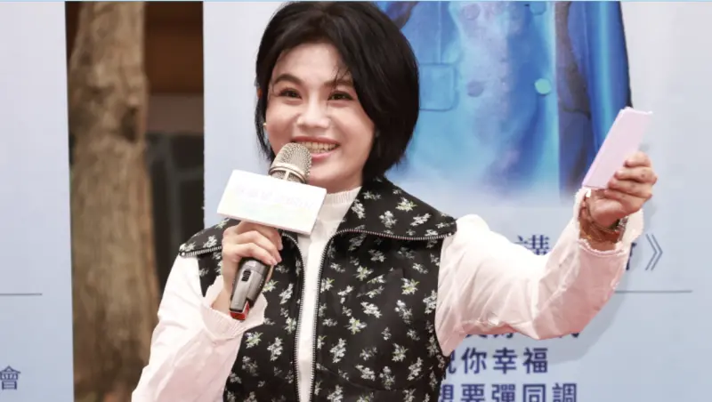 ▲54歲藝人NONO（陳宣裕）去年5月遭起訴，全案預計在5月13號宣判，朱海君（如圖）露面吐露出道17年來最大遺憾，「還沒看過鳳飛飛本人。」而活動一結束，朱海君被問及「心情還好嗎？」低頭不發一語，下秒轉身走進休息室，拒絕談論老公NONO。（圖／記者吳翊婕攝影）