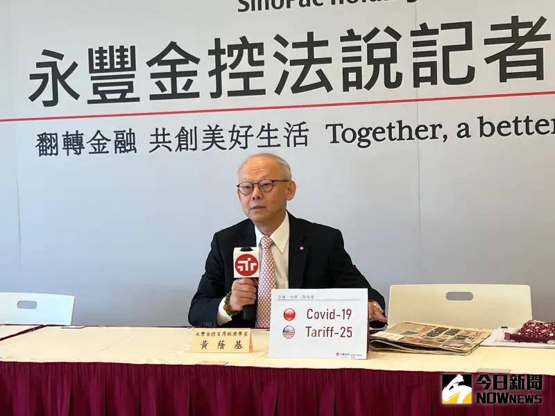 ▲新台幣兌美元今（6）日近日飆升，一度見29字頭，專家認為已從國宅變豪宅價，並以個人30年投資經驗來看，30.7元以下是很好的美元換匯點。（圖／記者顏真真攝）