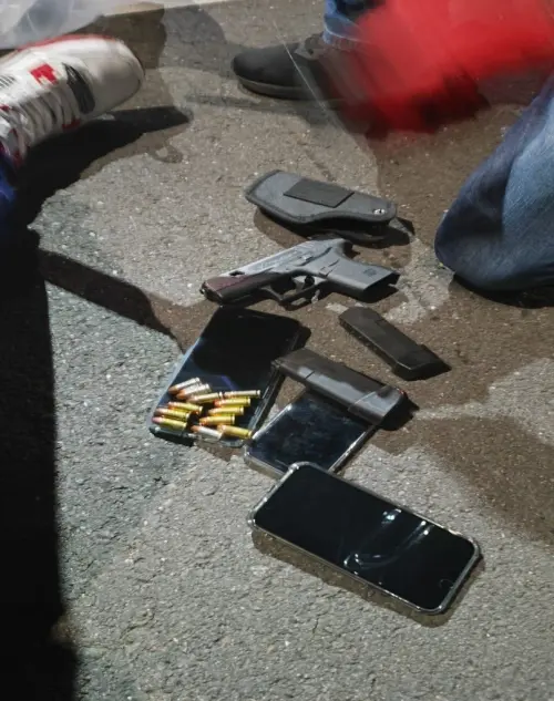 ▲陳修將落網時，警方在他身上搜出一把手槍、兩個彈匣及50發子彈，火力驚人。（圖／警方提供）