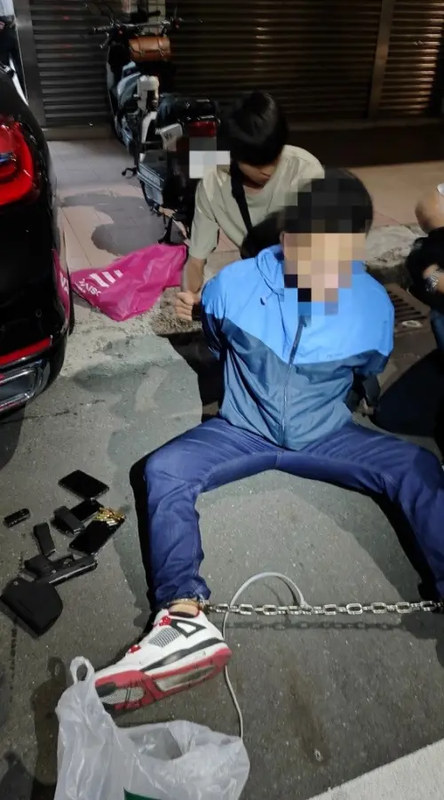 ▲遺體修復師陳修將殺害女友遭判刑10年逃亡，昨（5）日落網，他不只攜槍還還朝員警噴辣椒水拒捕。（圖／警方提供）