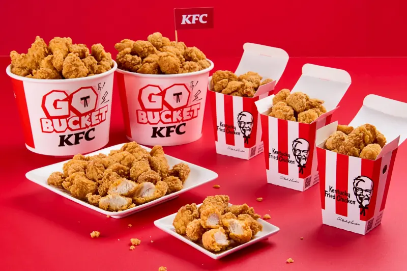 ▲別吃鹹酥雞了！肯德基40周年回歸勁爆雞米花5/13開賣，升級一大桶「勁爆雞米花桶」搭配蛋撻套餐寵粉，菜單價格一次看。Popeyes母親節推「都是腿個人餐」、一顆檸檬小氣彈，回歸青檸酷爽冰沙。（圖／肯德基提供）