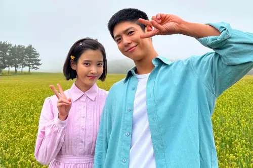 ▲韓國百想藝術大賞電視部門最大獎「最佳作品」，由夯劇《苦盡柑來遇見你》奪下，不過擔任男女主角的朴寶劍（右）與IU（左）卻雙雙失利，讓大批粉絲直呼可惜。（圖／李知恩IG）